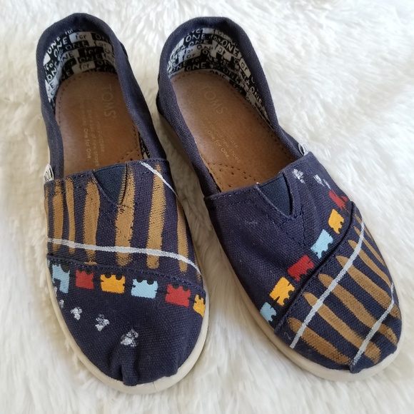 TOMS | Boy's Slippers - Picture 1 of 7
